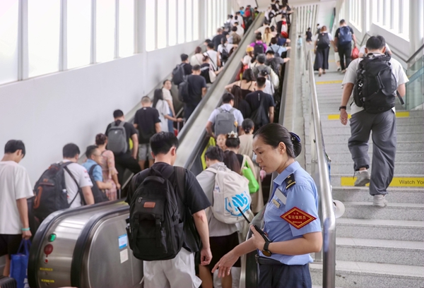 暑运期间，桂林站客运工作人员加强电梯乘降安全防护，确保旅客出行安全。郑长贤摄