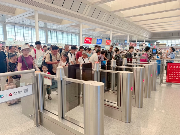 南宁东站旅客有序检票进站。于莉摄  