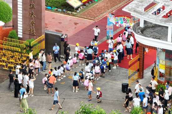 东兴市华侨学校开学首日