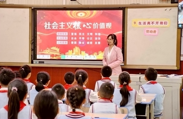 学校通过德育大课堂形式，树立学生正确的人生观。马铭宇摄