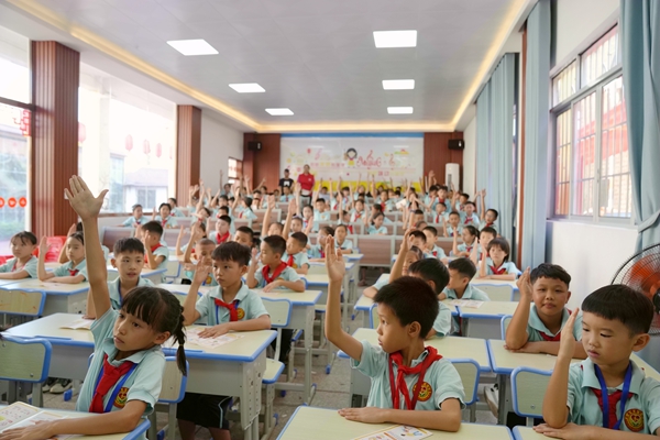 学生们积极回答问题。