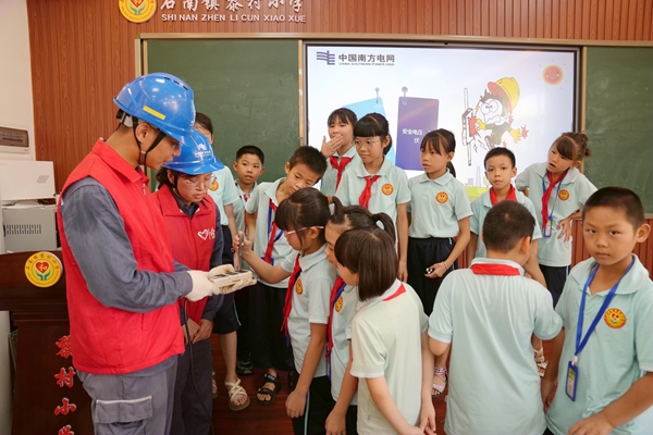 学生使用测电笔检查插座通电情况。