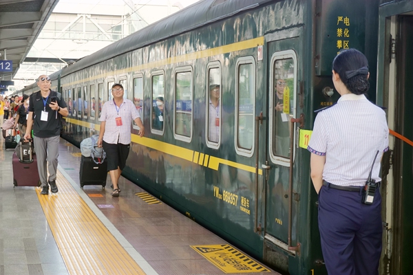 旅客走在站台上，准備登上旅游專列。賴曉翔攝