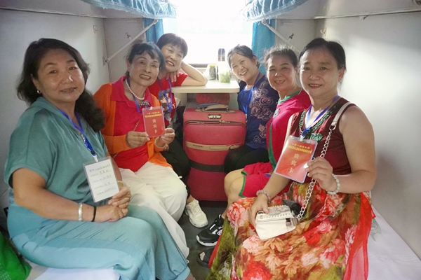 旅客在旅游专列车厢里合影留念。赖艳梅摄