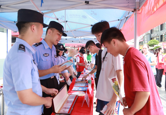 民警在白马步行街向群众讲解禁毒知识。吴梦桃摄