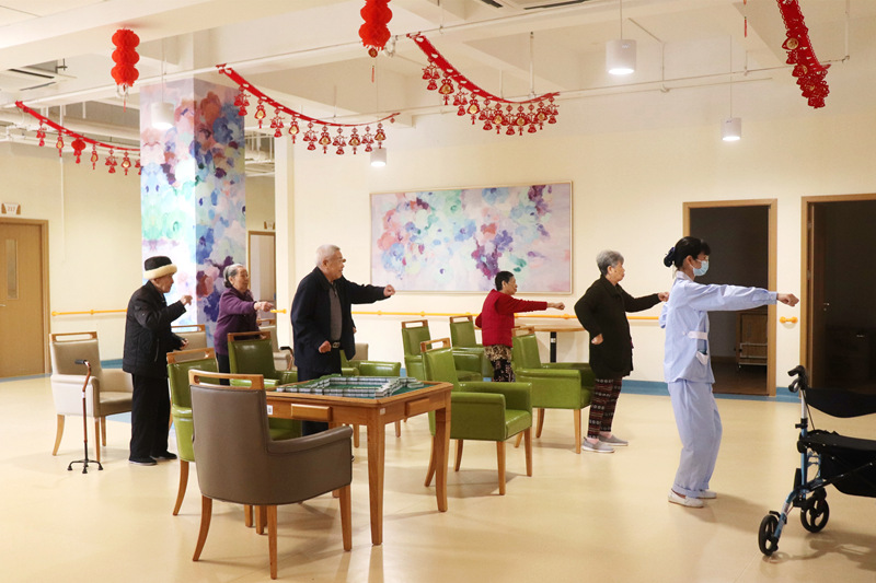 养老服务机构工作人员带领老人们做操锻炼。广西壮族自治区发展和改革委员会供图.jpg