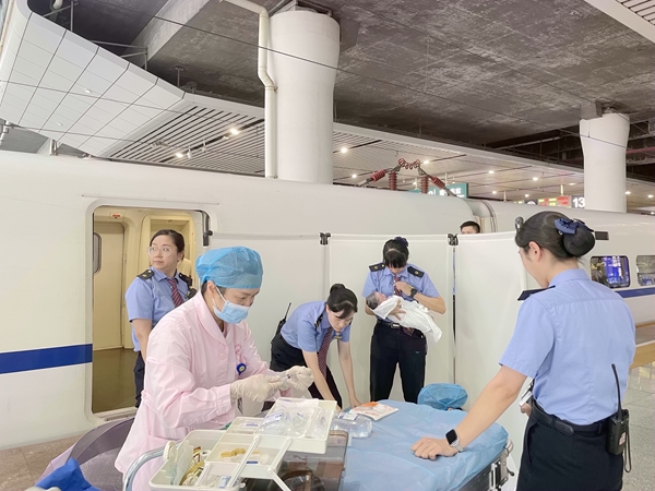 医护人员正在对产妇进行紧急处理。