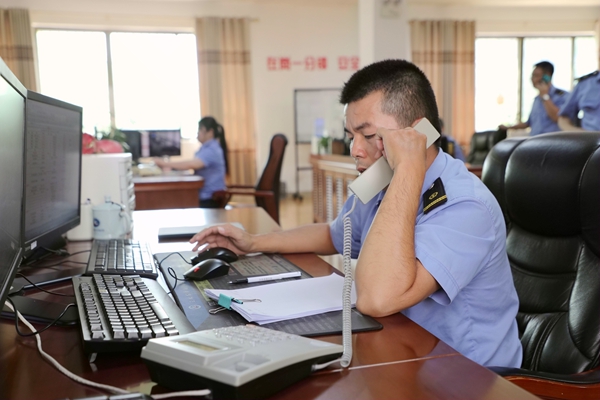 玉林车务段安全生产指挥中心加强台风期间行车调度指挥。白珏翠摄