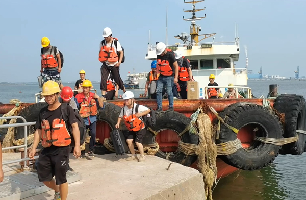 广西海上风电施工现场已有406人撤离上岸。石蕰玉摄