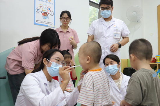 旅健管中心开展口腔义诊活动。广旅大健康集团供图