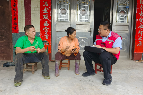 平怀村第一书记走访脱贫户郁再军，了解医疗和就业情况，并宣传移风易俗。凌云县委宣传部供图