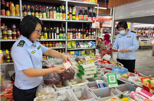 北海市市場監管局執法人員對食品生產經營主體進行檢查