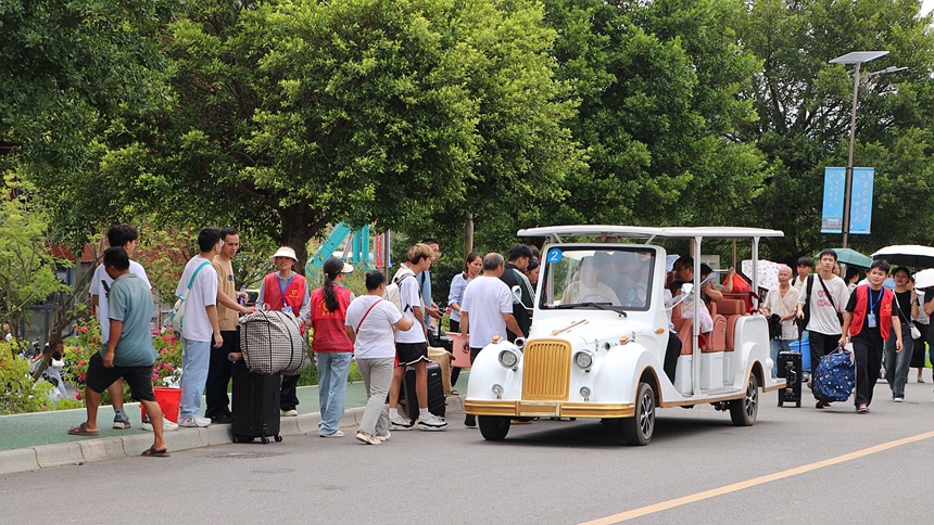 家長乘坐接駁車