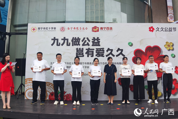 颁发救护员颁发证书。人民网记者 王勇摄