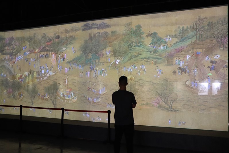 嘉宾感受《清明上河图》科技艺术沉浸特展。覃菡津摄