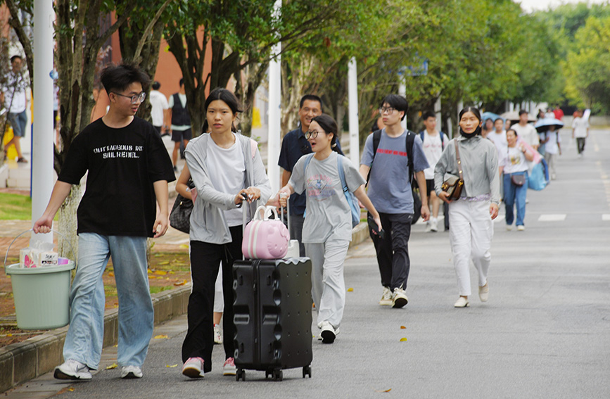 新生到校报到。柳州职业技术大学供图