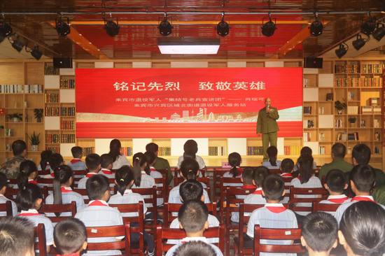 老兵肖瑞可在来宾市图书馆作故事分享。韦修达摄