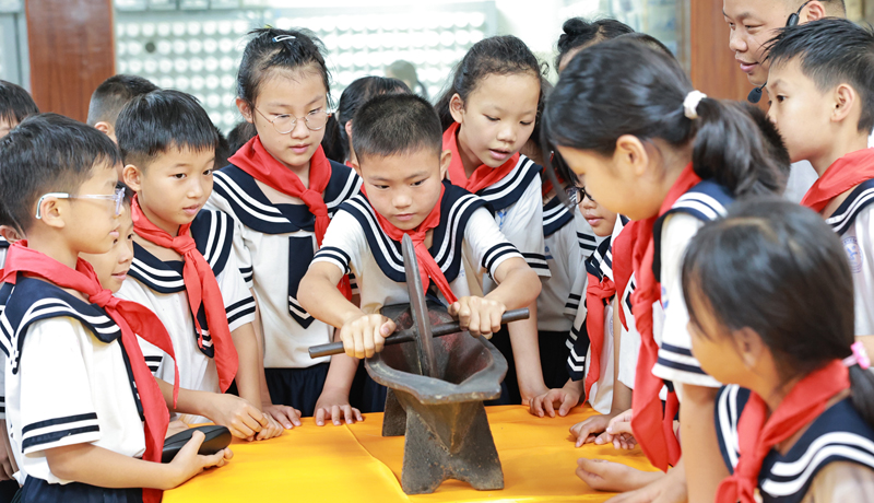 宜州区实验小学学生开展中医研学活动。