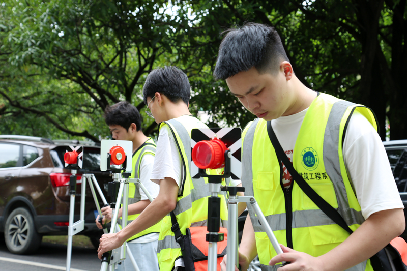 河池市职业教育中心学校学生开展实践活动。