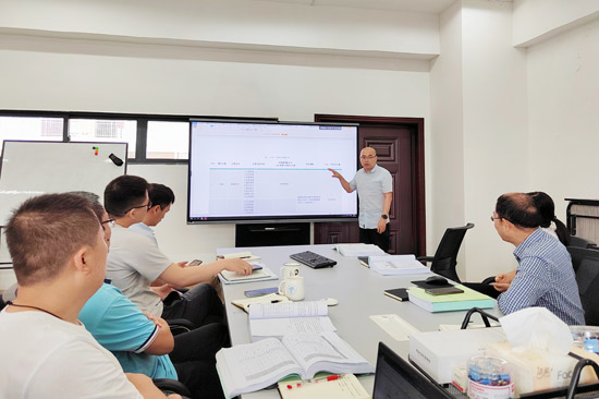 俸毅组织“马东铁”专班成员开展研讨。学校供图
