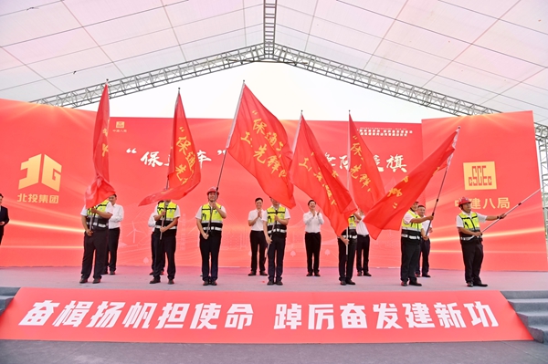 与会领导为工人先锋队授旗。