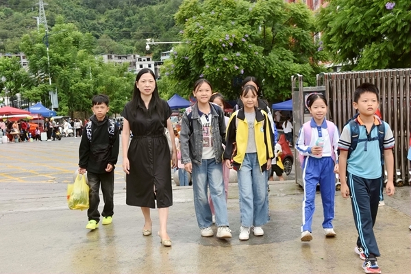 谢婉如带领学生进校园。