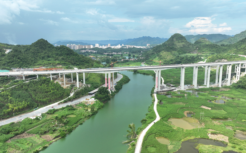 俯瞰雙幅貫通后的大環江大橋。