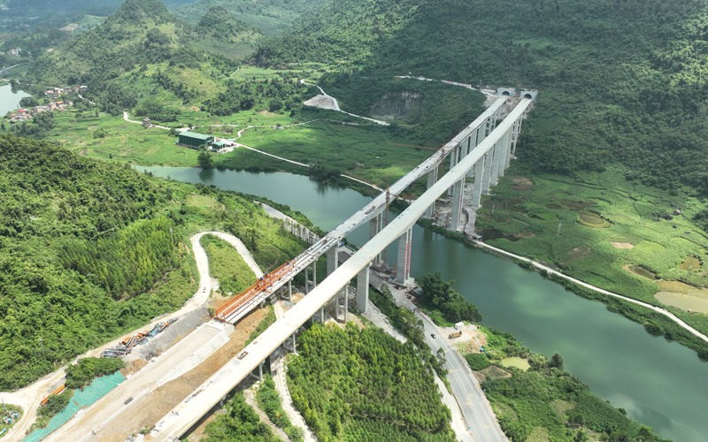 俯瞰雙幅貫通后的大環江大橋。