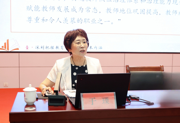 广西老教授协会会长、自治区人民政府督学、博士生导师于瑮作专题报告。广西职业师范学院供图