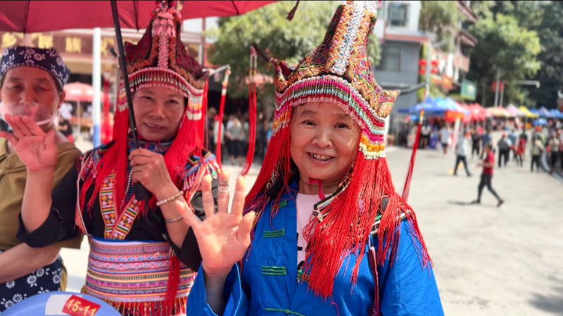 穿著自己織的民族服飾參加慶祝活動的村民。蔣京霖攝
