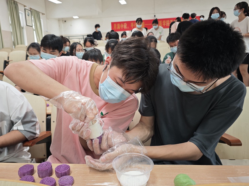 学生正在利用模具轧花。沙远峰摄