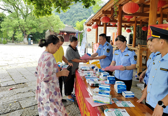 贺州市“全国药品安全宣传周”系列活动“进景区”现场