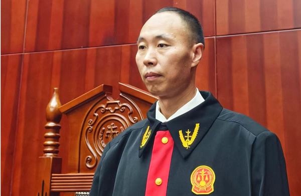 贺州市中级人民法院民事审判第二庭副庭长贺昌盛