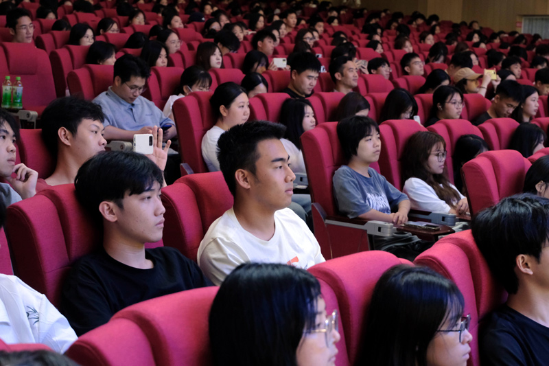 师生们认真观看演出。卢欣摄