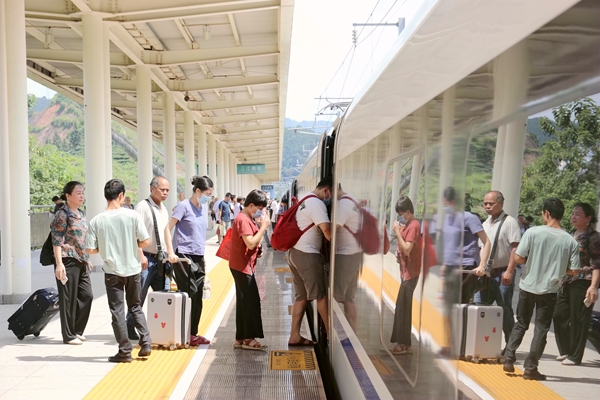 三江南站旅客在站台有序乘车。陈雨雨摄