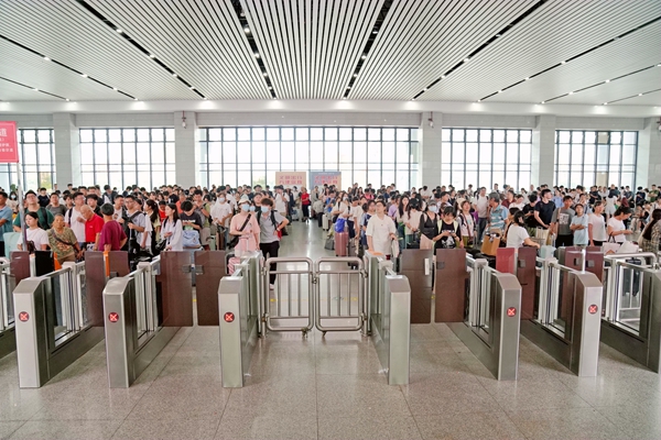 玉林车务段玉林站组织旅客有序进站乘车。白珏翠摄