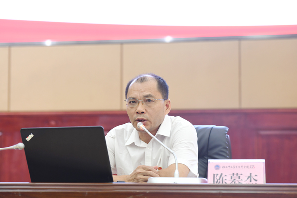 陈慕杰授课现场。秦琳摄