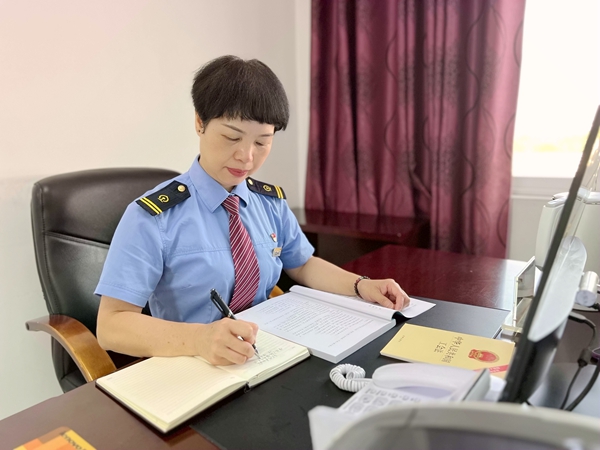 桂林车站工会指导员曹慕军在学习工会业务。李洪锐摄