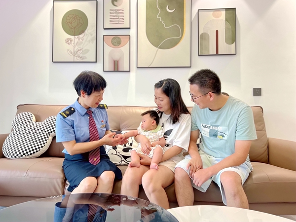 桂林车站工会指导员曹慕军走访职工家庭。李洪锐摄