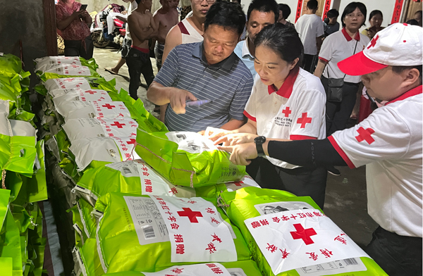北海市红十字会工作人员发放救灾物资