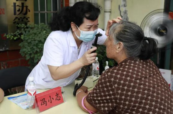 圖為“組團式”粵桂醫療協作專家馮小志主任醫師為群眾診療