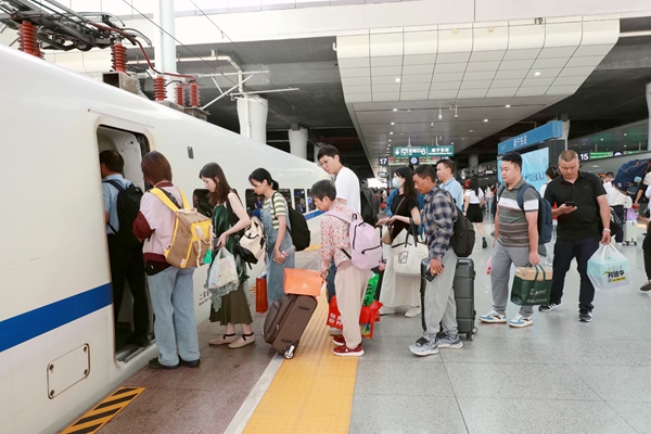 南宁东站旅客有序乘降。于莉摄