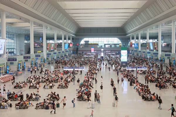 南宁东站旅客正在候车。于莉摄