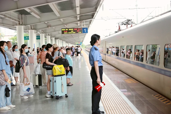 南宁站旅客在站台上等候列车进站。麦竹娴摄