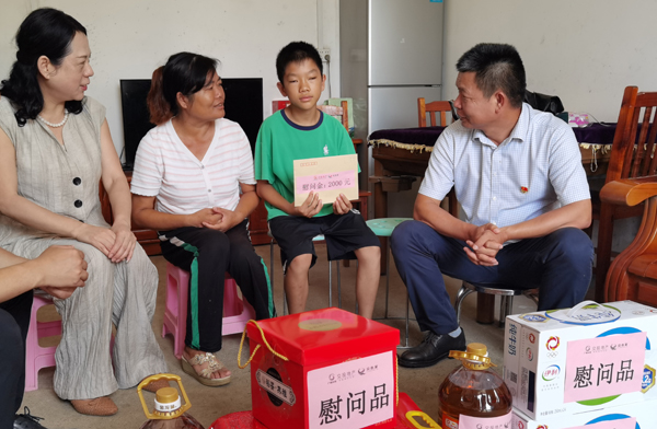 党员代表慰问困难家庭。黄柳榕摄