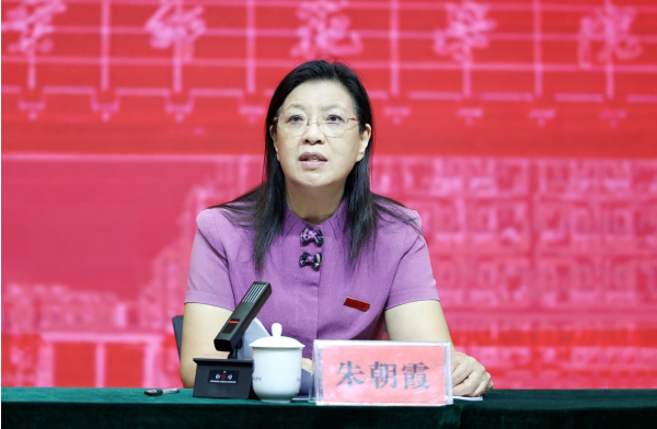 广西职业师范学院校长朱朝霞主持并讲话。广西职业师范学院供图