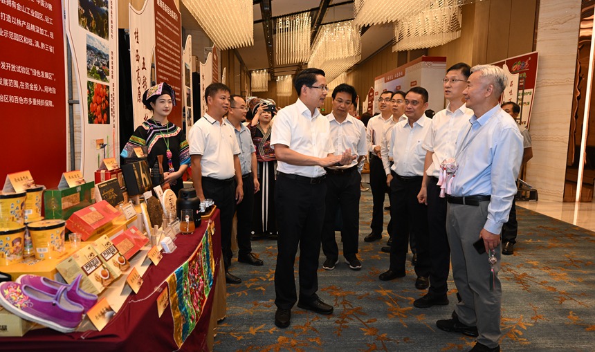 活動現場還舉行了百色農特優產品品鑒和文創產品、民族飾品展示。周福寧攝