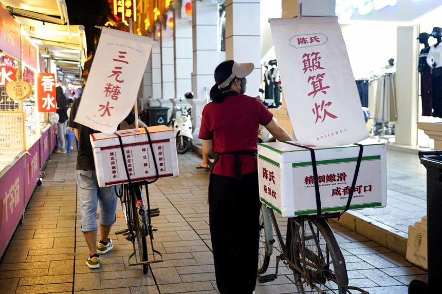 走街串巷的糖水与簸箕炊。玉州区委宣传部供图