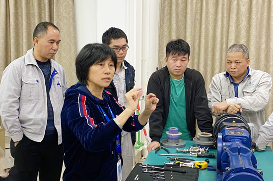 刘俊红为广西农投水务集团所属企业员工开展技能竞赛赛前培训。学校供图