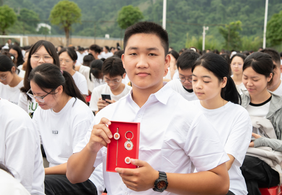 新生代表展示自己的百色学院校徽。邓民胜摄